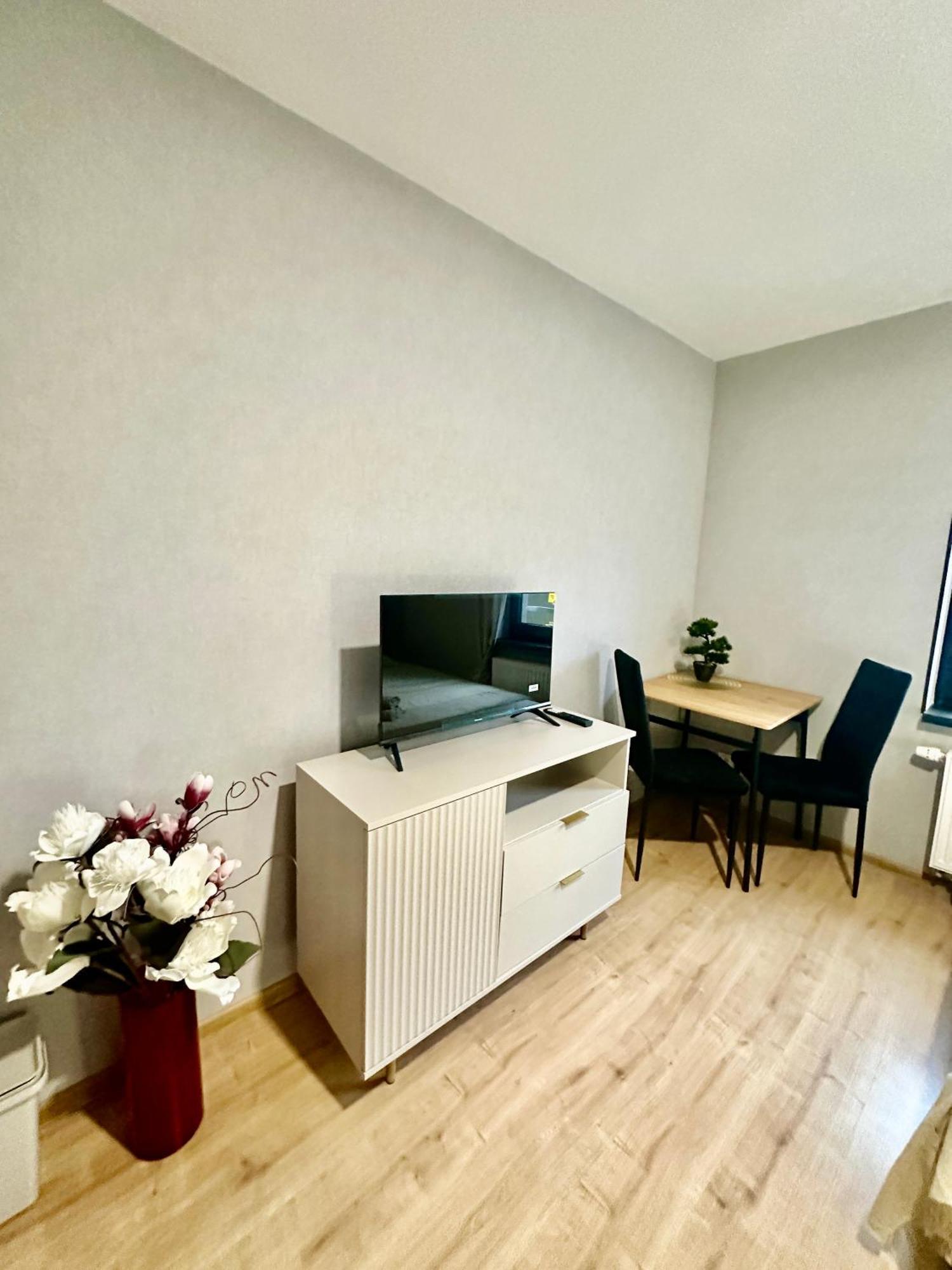 Poziom 4, Prywatna Lazienka, Wspolna Toaleta, Free Wi-fi, Free Parking *
